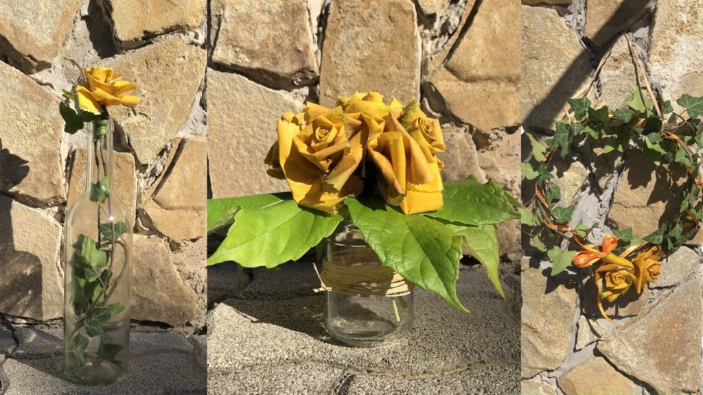 sárga hárslevélből készített rózsák, hosszú szárral borosüvegben, kis kerek csokor pici üvegben, borostyán koszorú falevél rózsákkal a falon