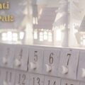 közelről fotózva fehér fa adventi naptár számozott kis rekeszei, adventi naptárak felirattal