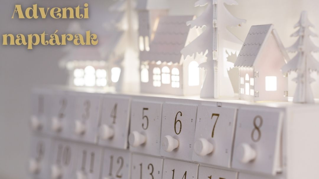 közelről fotózva fehér fa adventi naptár számozott kis rekeszei, adventi naptárak felirattal