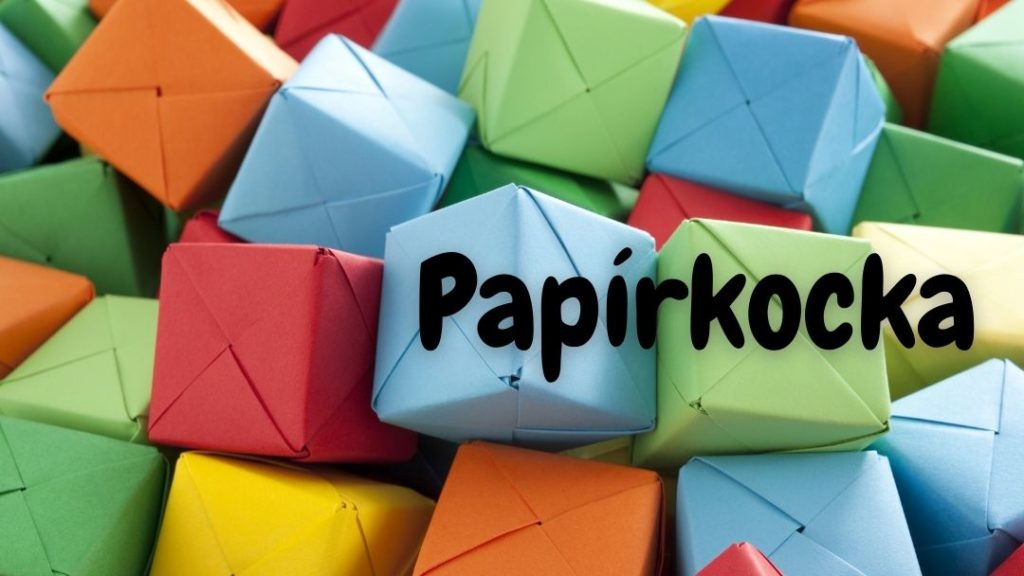 sok színes papírból hajtogatott origami kocka egy rakásban, rajta Papírkocka felirat