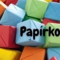 sok színes papírból hajtogatott origami kocka egy rakásban, rajta Papírkocka felirat