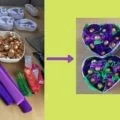 bal oldalon 4 tekercs krepp papír, egy tálban bonbon, mellette díszdobozok, jobb oldalon szív alakú díszdobozok bonbont rejtő virágokkal töltve