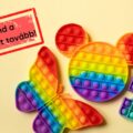 pillangó, miki egér fej és puzzle alakú pop it táblák, Nyomd a buborékot tovább felirat, ötletcsepp logó