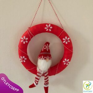 téli piros fonallal bevont kopogtató, piros-fehér manóval, fehér csillogó formalyukasztóval készült hópelyhekkel