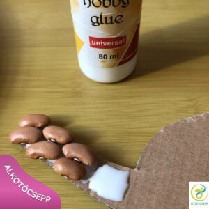 levél forma szárán kis ragasztó 6 szem barna babbal