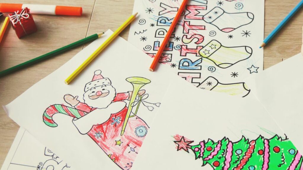 karácsonyi színezők, némelyik kiszínezve, színesek szanaszét