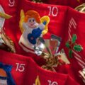 adventi naptár zsebei, bennük egy szem szaloncukor, közelről fotózva
