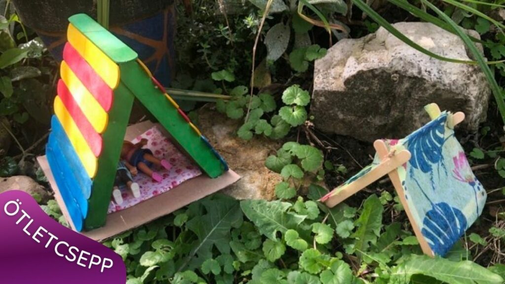 sziklakert előtt 2 játéksátor, egyikben 2 playmobil figura alszik