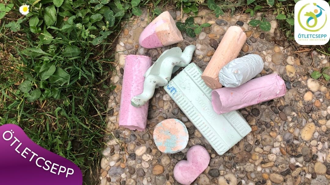 összes különböző színű, alakú, mintájú kréták egy kőlapon a kertben