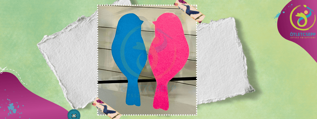 madaras kiemelt kék és rózsaszín papírból kivágott madarak ablakra ragasztva. Fekete kartonból vágott "villanyvezetéken" ülnek, egymásra nézve.